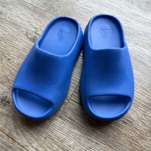 YEEZY by Adidas Kids Designer Slides Flip Flops Size 13K Blue Rare